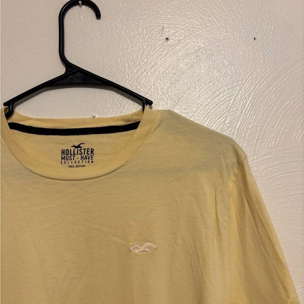 Hollister Men's Light Yellow Short Sleeve Tee - Picture 5 of 7